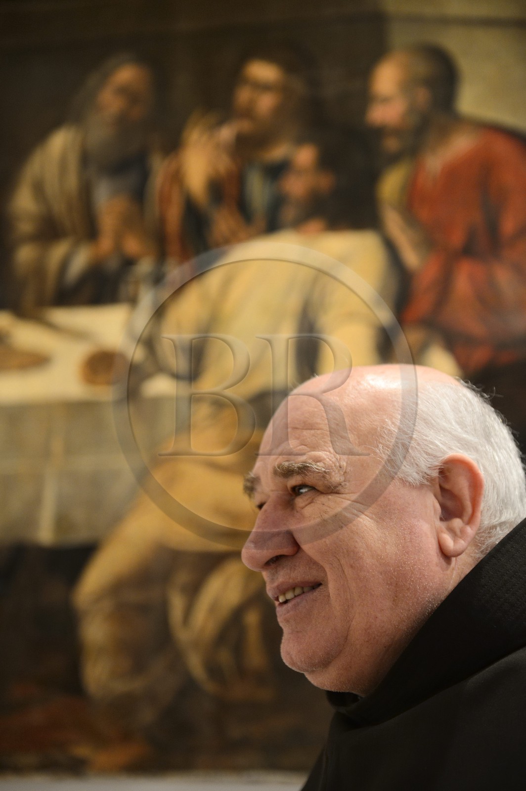 Croatie, Dalmatie, côte dalmate, Monastère franciscain de l’Ile de Krapanj en face de Sibenik, le frère et père Jean (Ivan Lelas) et La Cène (XVIème siècle) de Francesco da Santacroce en arrière plan