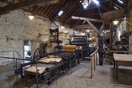 France, Dordogne (24), Périgord Noir, Payzac, ancienne Papeterie de Vaux, Ecomusée Européen du papier de paille, piles hollandaises et cylindres chauffants, la production de la papeterie de Vaux consistait en la fabrication de papier de paille de seigle, principalement utilisé dans l'alimentation et l'emballage