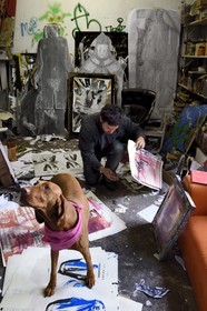 Allemagne, Berlin, RAW Tempel, haut lieu de l’art libre et urbain entre Revaler Strasse et les voies de chemin de fer de la station Warschauer Strasse, atelier de l'artiste Anton Unai dans l'espace alternatif Urban Spree