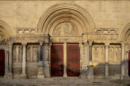 France, Gard (30), Saint-Gilles du Gard, église abbatiale de Saint-Gilles du XIIème-XIIIème siècle, classée Patrimoine Mondial de l'UNESCO au titre des chemins de Saint-Jacques de Compostelle en France, sculptures de la facade orientale de style art roman provencal