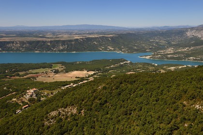 Var (83) rive gauche et Alpes-de-Haute-Provence (04) rive droite, Parc Naturel Régional du Verdon, lac de Sainte Croix à la sortie des Gorges du Verdon, au premier plan le chateau d'Aiguines datant de la Renaissance et l'église Saint-Jean (vue aérienne)