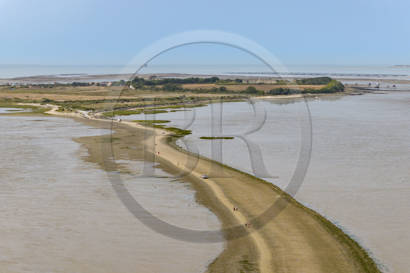 France, Charente-Maritime (17), Port-des-Barques, Port-des-Barques, le tombolo de la Passe aux Boeufs qui relie le continent à l'Ile Madame (vue aérienne)
