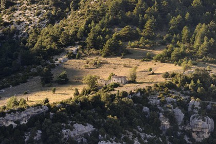 France, Alpes-de-Haute-Provence (04), Parc Naturel Régional du Verdon, ruine d'une ferme isolée sur les pentes des Gorges du Verdon face au tunnel du Fayet