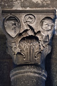 France, Haute-Loire (43), Le Puy-en-Velay, étape des chemins de Compostelle, la cathédrale Notre-Dame-de-l'Annonciation du XIIe siècle classée Patrimoine Mondial de l'UNESCO, le cloitre, chapiteau qui présente un abbé et une abesse tenant la même crosse