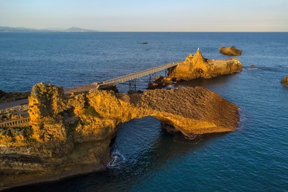France, Pyrénées-Atlantiques (64), Pays-Basque, Biarritz, le Rocher de la Vierge (vue aérienne)
