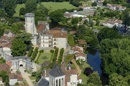 France, Dordogne (24), Périgord Vert, Bourdeilles, le chateau dominant le village et la Dronne (vue aérienne)