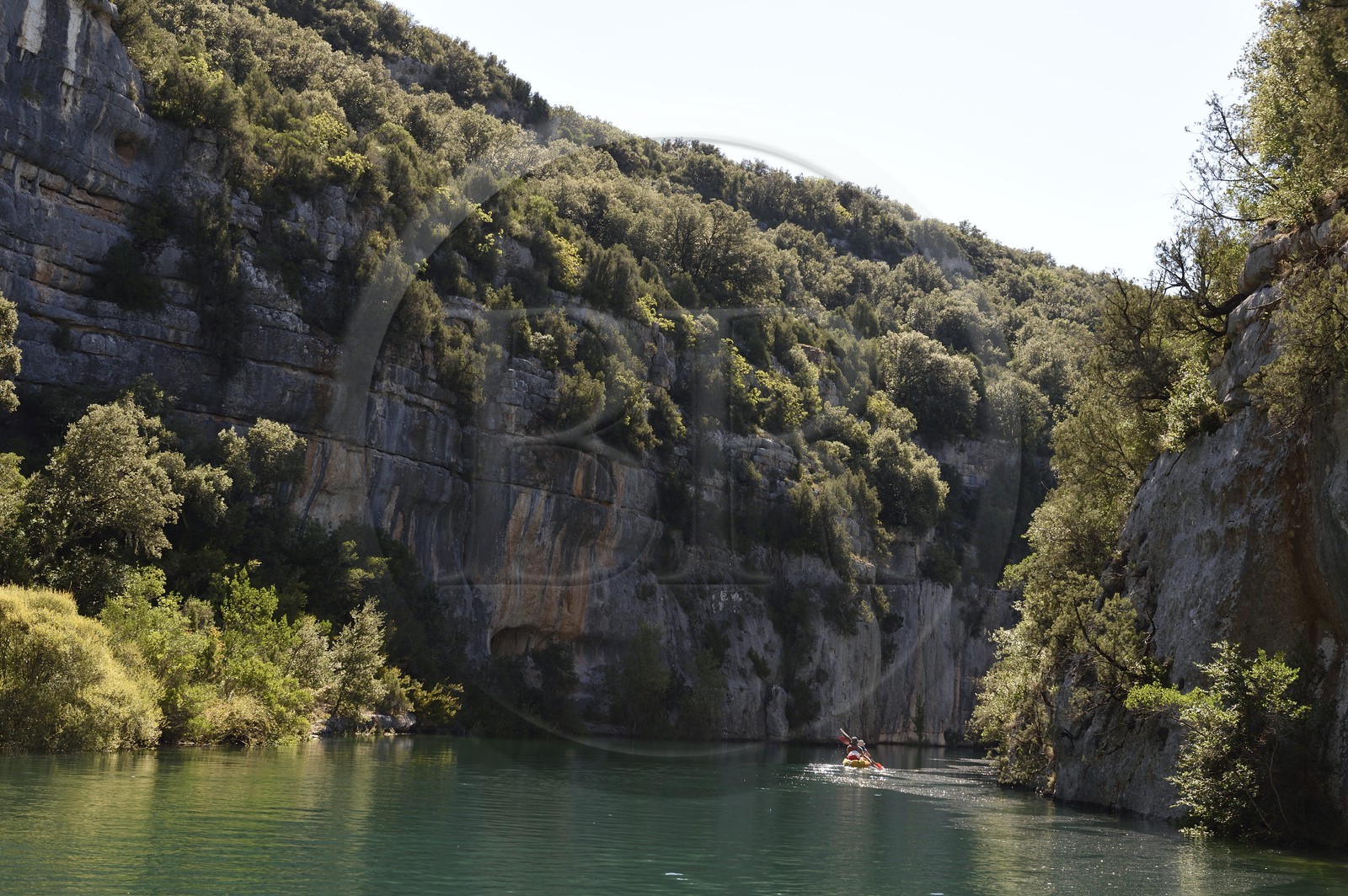 Var (83) rive gauche et Alpes-de-Haute-Provence (04) rive droite, Parc Naturel Régional du Verdon, Basses Gorges du Verdon en aval du lac de Sainte Croix, découverte en canoe des gorges de Baudinard
