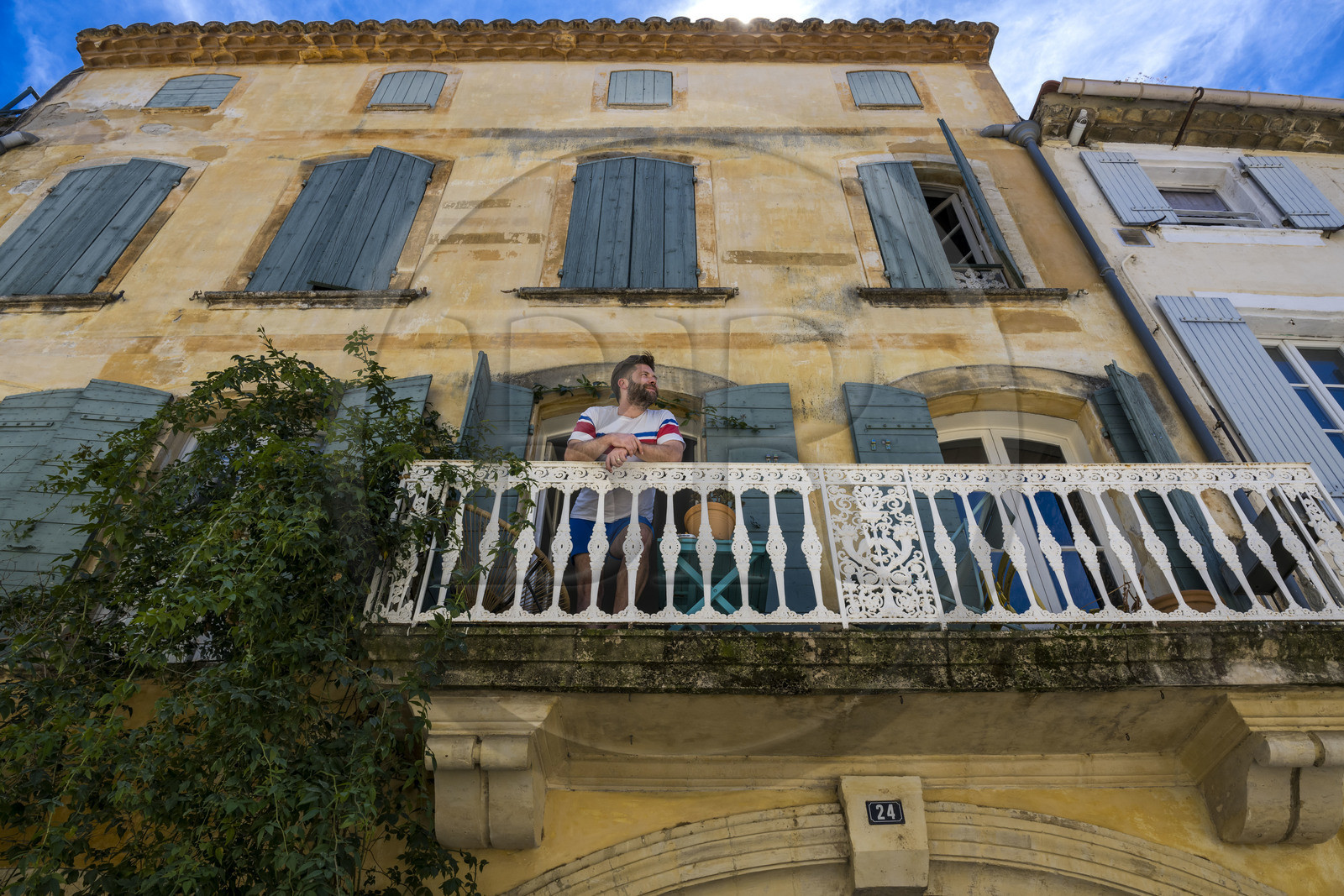France, Bouches-du-Rhône (13), Tarascon, Gwen Delabar sur le balcon de sa maison d'hôte et résidence d'artiste Rue du Chateau France, Bouches-du-Rhône (13), Tarascon, Gwen Delabar sur le balcon de sa maison d'hôte et résidence d'artiste Rue du Chateau