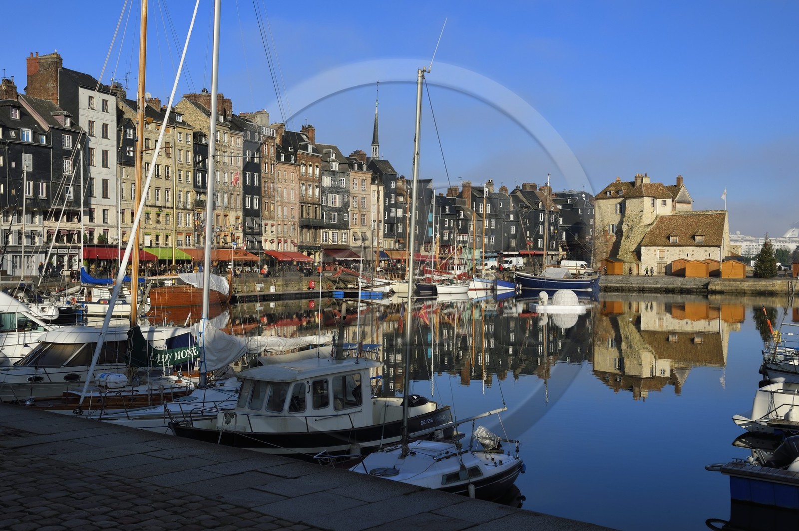 France, Calvados (14), Pays d'Auge, Honfleur, le Vieux-Bassin, le quai Sainte-Catherine et la Lieutenance en arrière plan France, Calvados (14), Pays d'Auge, Honfleur, le Vieux-Bassin, le quai Sainte-Catherine et la Lieutenance en arrière plan