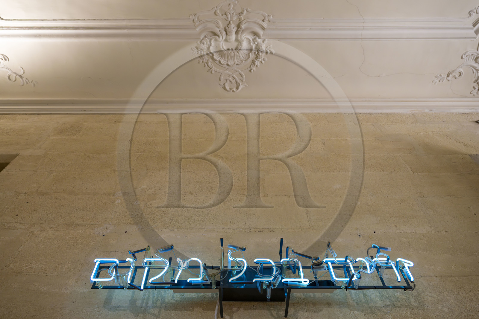 France, Vaucluse (84), Avignon, Collection Lambert, Musée d'Art Contemporain, aménagé dans les hôtels particuliers de Caumont et de Montfaucon du XVIIIe siècle, Foreigners Everywhere (Arabic Hebrew) oeuvre néon (2020) de l'artiste Claire Fontaine