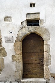 France, Var (83), Seillans, labellisé Les Plus Beaux Villages de France, porte d'entrée de la maison Ortolan (1625) rue de la Boucherie