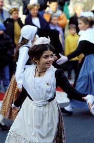 France, Bouches-du-Rhône (13), Les Baux-de-Provence, labellisé Les Plus Beaux Villages de France, fêtes de Noël, danses traditionnelles, aubade