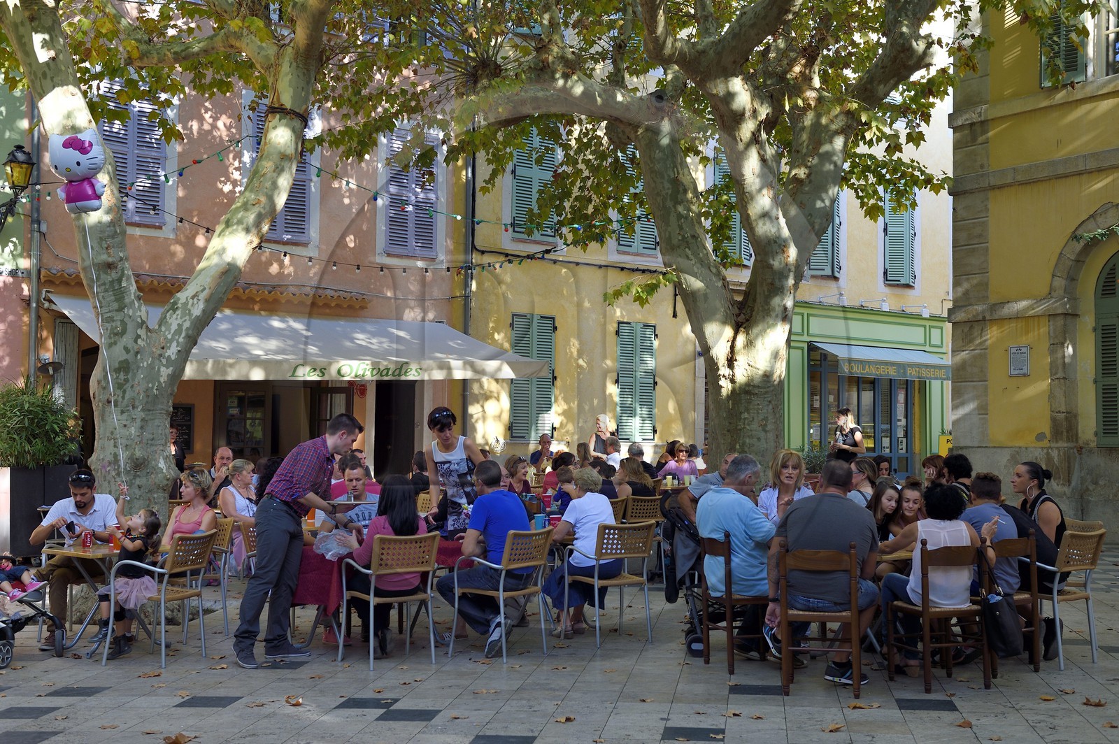 France, Var (83), Massif des Maures, Collobrières, terrasse de café sur la Place de la Libération pendant la fête de la châtaigne