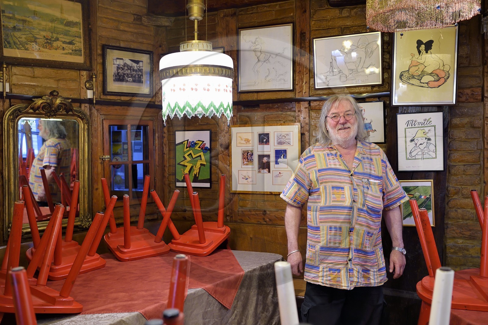 France, Bas-Rhin (67), Strasbourg, vieille ville classée au Patrimoine Mondial de l'UNESCO, Roger Siffer, chansonnier régionaliste, humoriste, comédien et homme de radio, dans le restaurant de la salle de spectacle la choucrouterie qu'il dirige depuis 1984