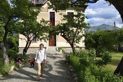 France, Alpes-de-Haute-Provence (04), vallée de l'Ubaye, Jausiers,  Villa mexicaine connue sous le nom de Villa San Carlos, Sophie Meche-Fortoul petite fille de Eugène Fortoul qui émigra au Mexique au début du XXème siècle