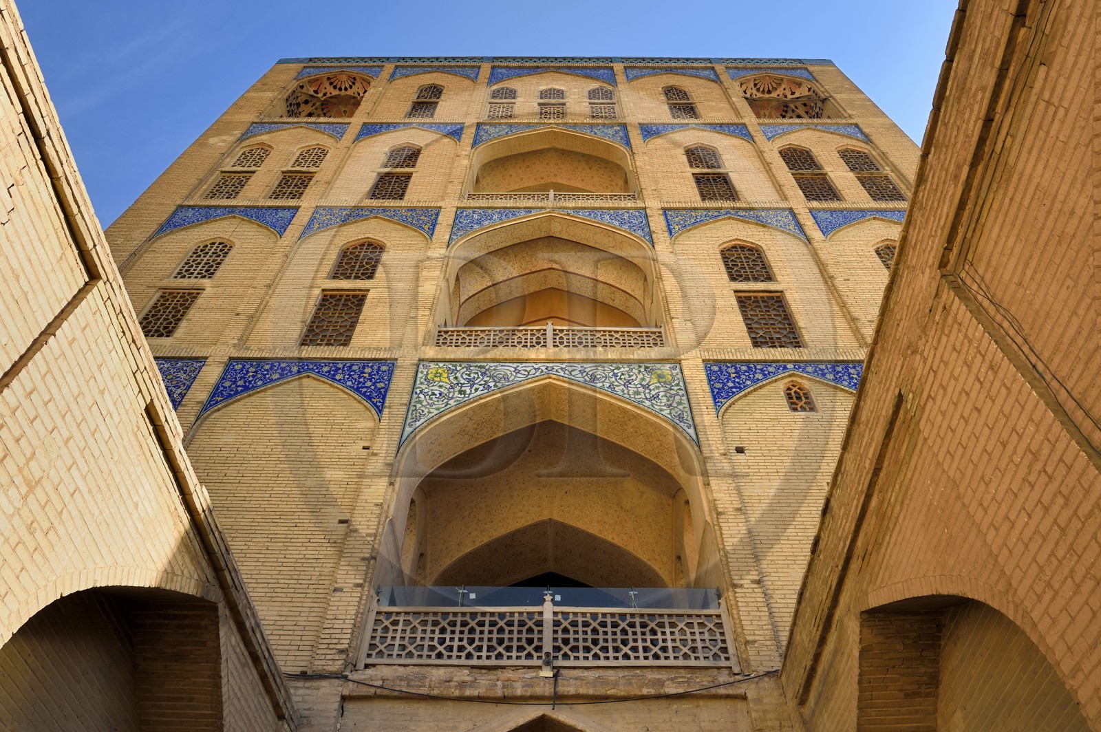 Iran, province d'Ispahan, Ispahan, place naghsh-i jahan aussi connue sous le nom de place Imam Khomeiny, palais Ali Qapu Iran, province d'Ispahan, Ispahan, place naghsh-i jahan aussi connue sous le nom de place Imam Khomeiny, palais Ali Qapu