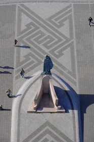 Iceland, Reykjavik, statue of Leifur Eriksson in front of Hallgrimskirkja Church