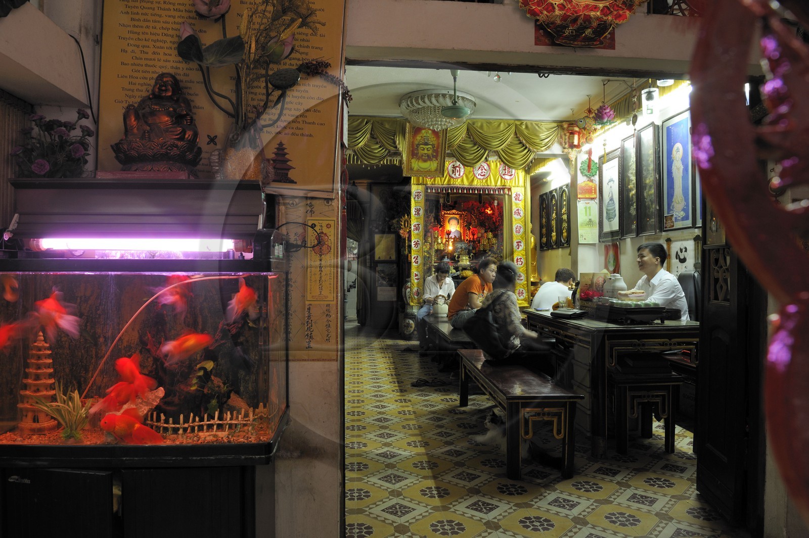 Vietnam, Hanoï, quartier des 36 rues dans la vieille ville, entrée du temple dans Pho Hang Bac