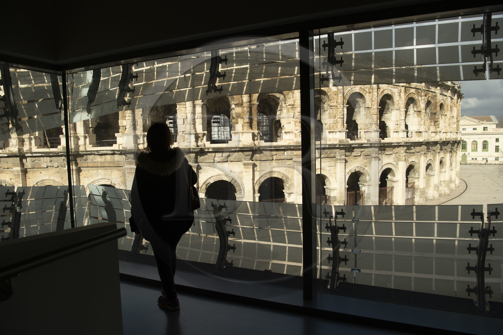 France, Gard (30), Nîmes, Musée de la Romanité de l'architecte Elizabeth de Portzamparc, l'amphithéatre des arènes lui fait face France, Gard (30), Nîmes, Musée de la Romanité de l'architecte Elizabeth de Portzamparc, l'amphithéatre des arènes lui fait face