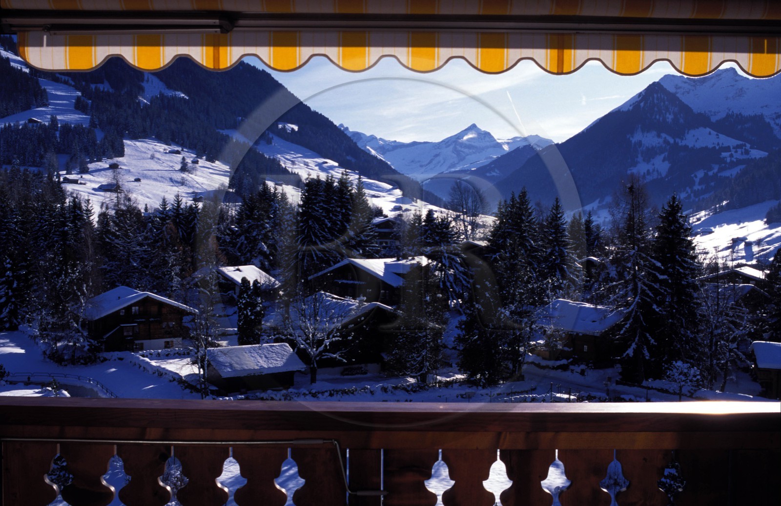 Suisse, région de Bern (Oberland Bernois), Saanenland, le village vue du Grand Hôtel Park à Gstaad