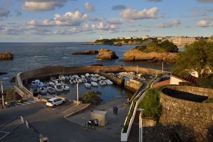France, Pyrénées-Atlantiques (64), Pays-Basque, Biarritz, le Port des Pecheurs, le phare et l'Hotel du Palais sur la Grande Plage en arrière plan