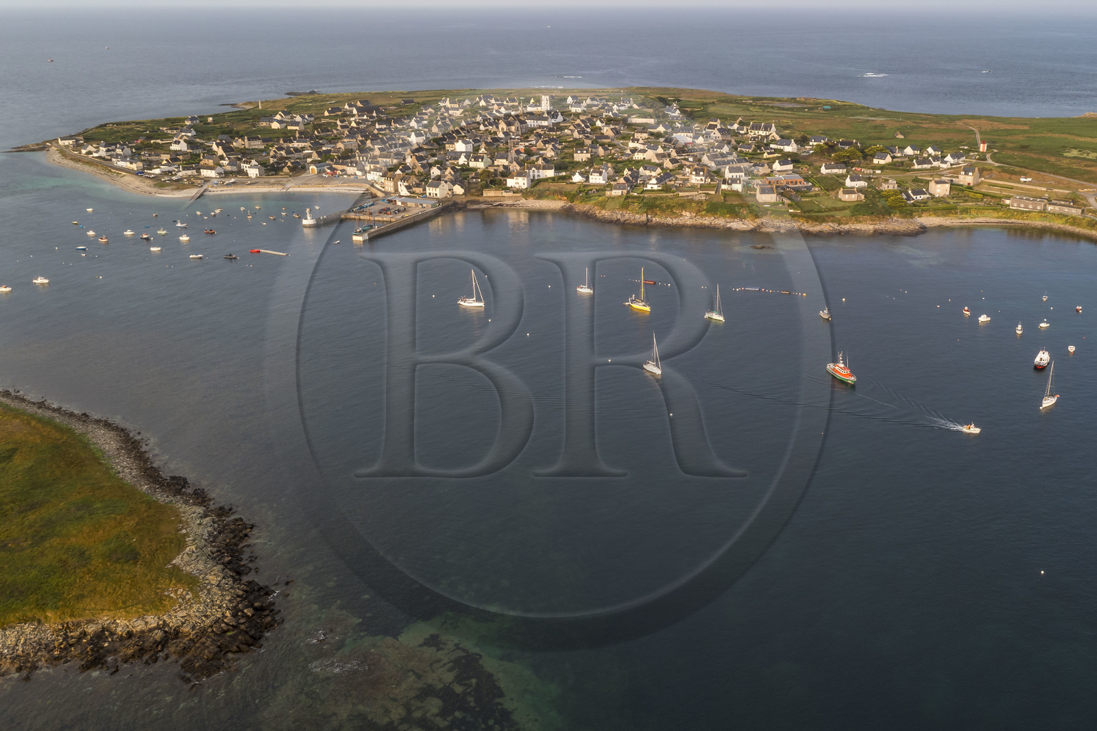 France, Finistère (29), Mer d'Iroise, archipel de Molène, Ile de Molène et l'ilot Lédenez Vraz au premier plan (vue aérienne)
