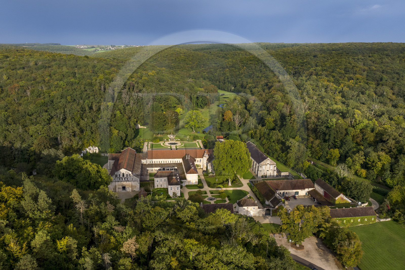 France, Côte-d'Or (21), Marmagne, l'abbaye cistercienne de Fontenay fondée en 1118, classée au Patrimoine Mondial de l'UNESCO, la vallée du ru (ruisseau) de Fontenay en arrière plan (vue aérienne)
