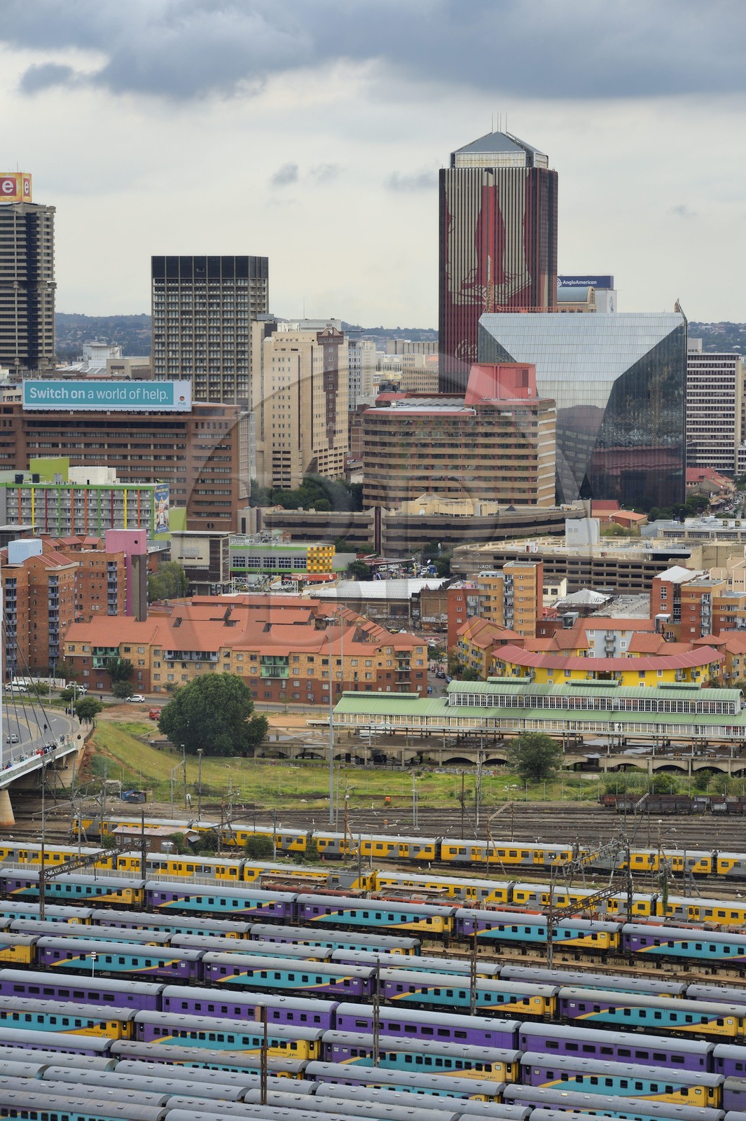 Afrique du Sud, province de Gauteng, Johannesburg, les wagons de trains colorés de Park Station et le centre-ville vus depuis le quartier de Braamfontein