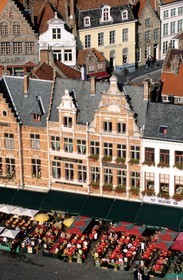 Belgique, Flandre-Occidentale, Bruges (Brugge), terrasses de cafés sur la Grand' place (Markt)
