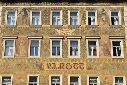 République Tchèque, Prague, centre historique classé Patrimoine Mondial de l'UNESCO, la vieille ville (Stare Mesto), la petite place Malé Namesti derrière la grande place Staromestske, façade de la maison Rott (U Rotta) avec ornementation par sgraffite