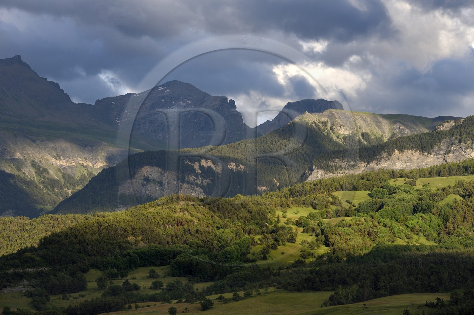 France, Alpes-de-Haute-Provence (04), vallée de l'Ubaye, les montagnes du Parc national du Mercantour, la Tête de Sanguinières et le col de Restefond derrière le hameau de Lans à l'Est de Jausiers