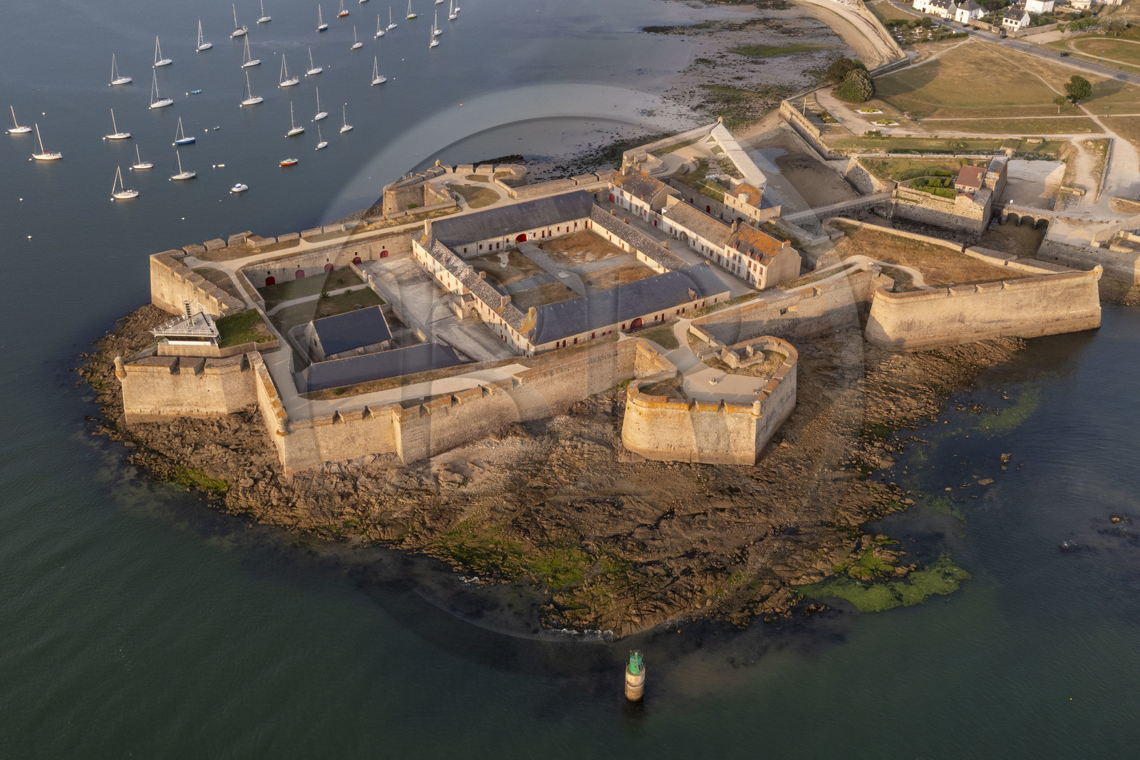 France, Morbihan (56), Port-Louis, la citadelle de Port-Louis remaniée par Vauban à l'entrée de la rade de Lorient, musée de la Compagnie des Indes (vue aérienne)