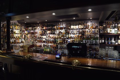 Norvège, Svalbard, Spitzberg, Longyearbyen, le bar à whisky Karlsberger possède plus de 800 bouteilles