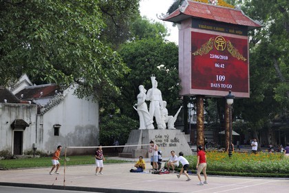 Vietnam, Hanoï, monuments aux Martyrs et le panneau du compte à rebours du millémaire de Hanoi