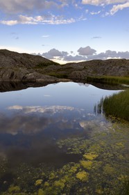 Suède, Västra Götaland, Väderöarna (iles météo) au large de Fjällbacka, petit lac