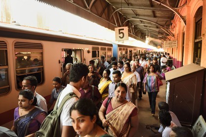 Sri Lanka, Colombo, arrivée de passagers à la gare de Maradana