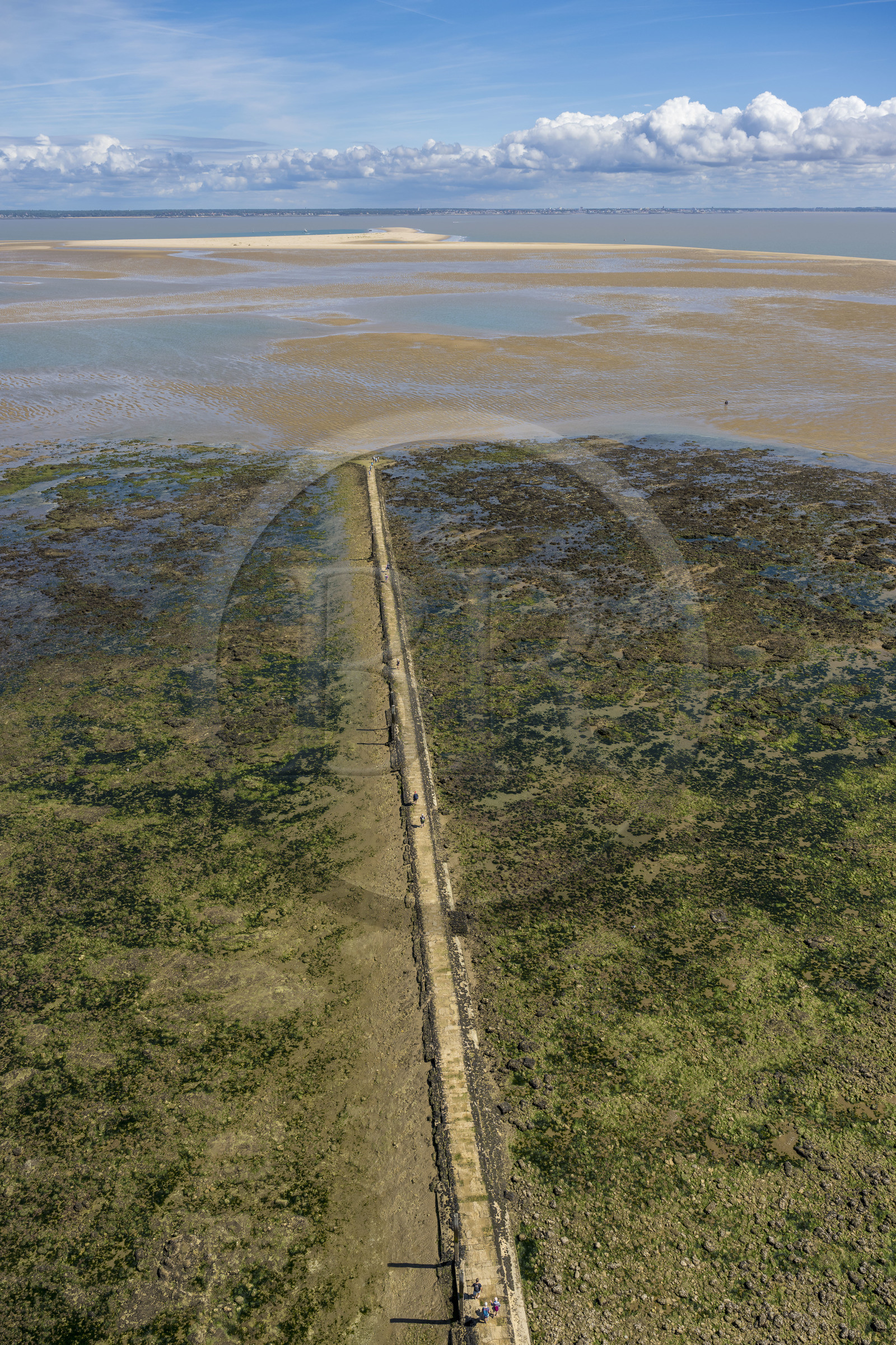 France, Gironde (33), le Verdon-sur-Mer, vue sur le plateau rocheux de Cordouan depuis le sommet du phare de Cordouan, classé Patrimoine Mondial de l'UNESCO, la chaussée de pierre appelée peyrat