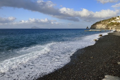 Italie, Sicile, iles Eoliennes, classées Patrimoine Mondial de l'UNESCO, Ile de Lipari, plage de galet de Acquacalda