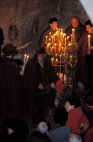 France, Bouches-du-Rhône (13), Les Baux-de-Provence, labellisé Les Plus Beaux Villages de France, fêtes de Noël, berger à la messe de minuit