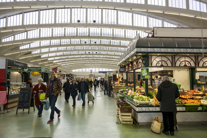 France, Loire-Atlantique (44), Saint-Nazaire, les halles du marché couvert de Saint-Nazaire construites entre 1956 et 1958, étal de fruits et légumes Bio