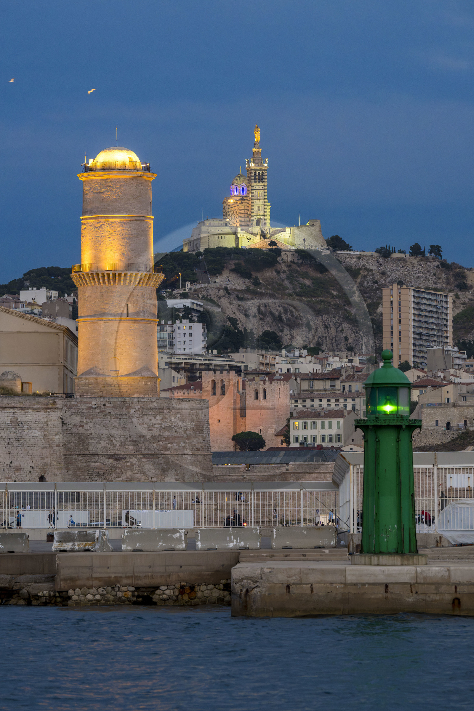 France, Bouches-du-Rhône (13), Marseille, le Fort Saint-Jean à gauche, l’abbaye Saint-Victor à droite, la basilique Notre Dame de la Garde en arrière plan France, Bouches-du-Rhône (13), Marseille, le Fort Saint-Jean à gauche, l’abbaye Saint-Victor à droite, la basilique Notre Dame de la Garde en arrière plan
