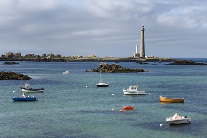 France, Finistère (29), Pays des Abers, Plouguerneau, Ile Vierge dans l'archipel de Lilia vu depuis la Pointe du Kastell Ac'h, le phare de l'ile Vierge le plus haut phare d'Europe d'une hauteur de 82,5 mètres