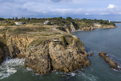 France, Loire-Atlantique (44), Estuaire de la Loire, Saint-Nazaire, Pointe de l'Eve, anciennes batteries bunkers assorties de toits en pignons transformées par les Allemands pour évoquer de loin des silhouettes de maisons (vue aérienne)
