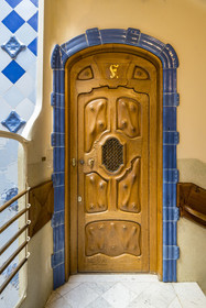 Espagne, Catalogne, Barcelone, quartier de l'Eixample, Passeig de Gracia, Casa Batllo de l'architecte du modernisme catalan Antoni Gaudi, site classé au Patrimoine Mondial de l'UNESCO,porte d'appartement