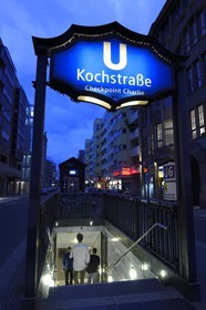 Allemagne, Berlin, Berlin-Mitte, U Bahn, sortie de la station de métro Kochstrasse-Checkpoint Charlie