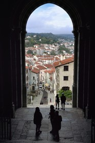 France, Haute-Loire (43), Le Puy-en-Velay, étape des chemins de Compostelle, porche de la cathédrale Notre-Dame-de-l'Annonciation du XIIe siècle classée Patrimoine Mondial de l'UNESCO et la rue des Tables qui descend au centre ville