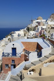 Grèce, Les Cyclades, mer Égée, île de Santorin (Thira ou Théra), le village de Oia qui surplombe la Caldera
