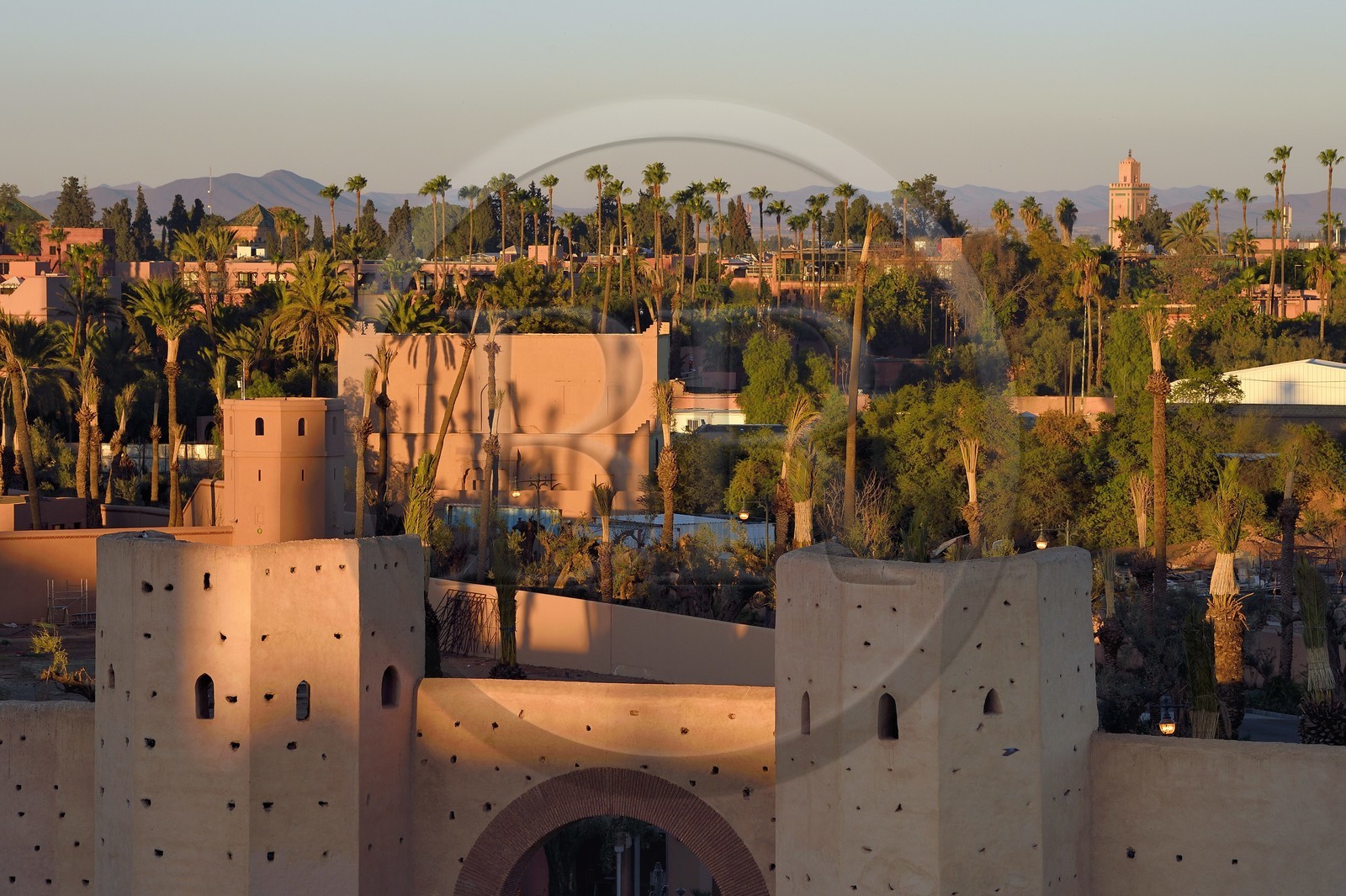 Maroc, Haut-Atlas, Marrakech, ville impériale, Médina classée Patrimoine Mondial de l'UNESCO, une des portes des remparts de la ville et entrée du Royal Mansour Hotel