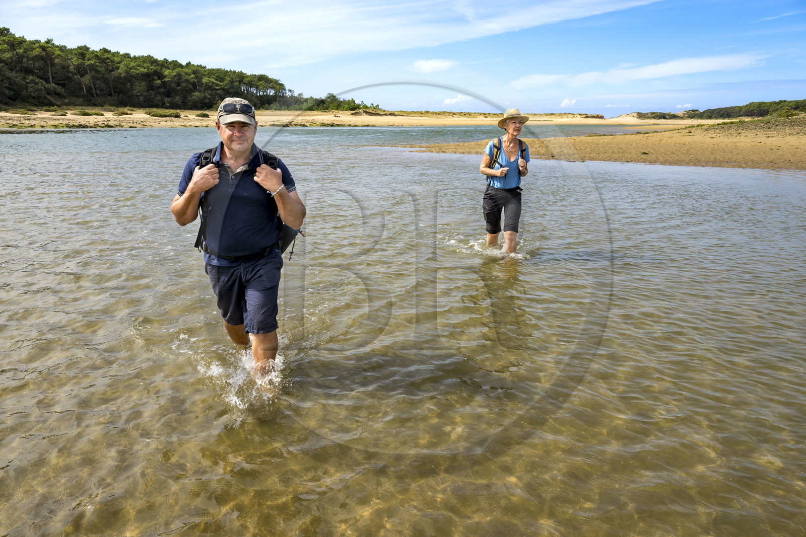 France, Vendée (85), Talmont-Saint-Hilaire, la Pointe du Payré, traversée de l'embouchure du Payré à marée basse par des randonneurs
