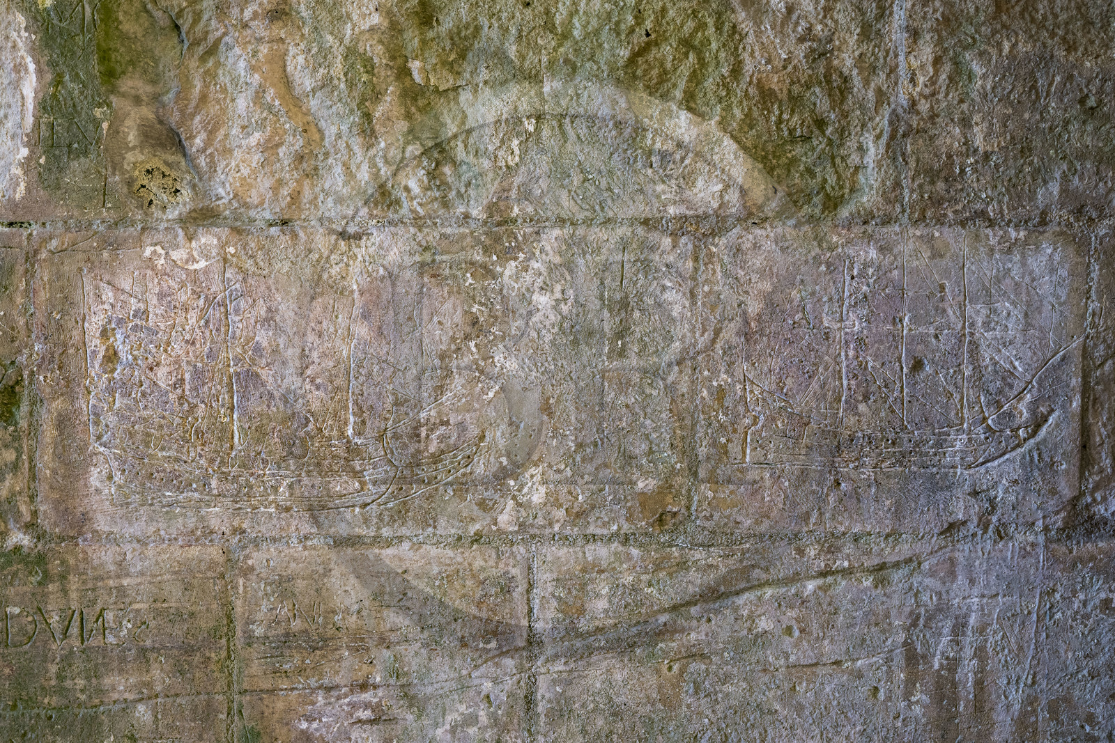 France, Charente-Maritime (17), Saintonge, Marennes-Hiers-Brouage, citadelle de Brouage, labellisé Les Plus Beaux Villages de France, graffitis de navires du XVIIème siècle, liés au commerce du sel, sous la porte Royale et gravés par les soldats qui les observaient sur les quais maritimes